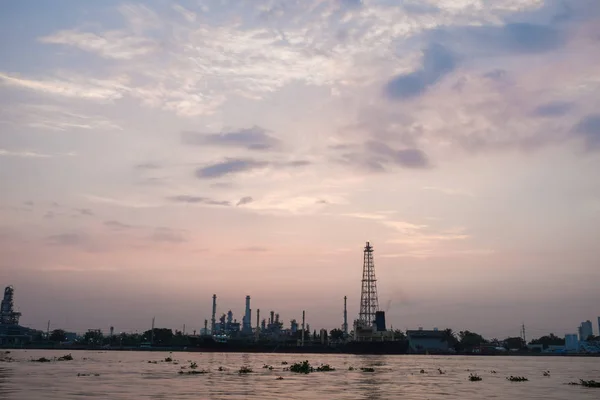 Olie raffinaderij bouw plant zonsopgang met rivier — Stockfoto