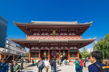 Tokyo-Japonya 20 Ekim 2016: kalabalık insanlar Budist tapınağı Sensoji 28 Ekim 2016 yılında Tokyo, Japonya'da. Sensoji Tapınağı Asakusa alanında Tokyo en eski tapınağıdır.