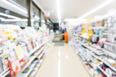 Arka plan olarak soyut bulanık süpermarket koridor mağaza raf ve tanınmaz müşteriler ile
