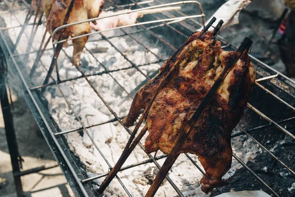 Pollo Grigliato Sul Fuoco All Aperto Tradizionale Asiatico Cibo Con — Foto Stock