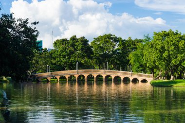 eski köprünün Chatuchak şehir parkında güneşli gün, Bangkok Tayland