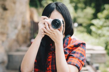 Kamera fotoğrafçı kadınlar ilham yolculuk stil kavramı açık orman