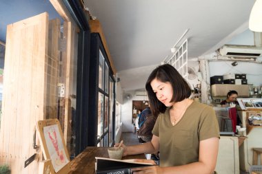 Kadınların okuma sanat çatı kafe, eğitim kavramı kitap