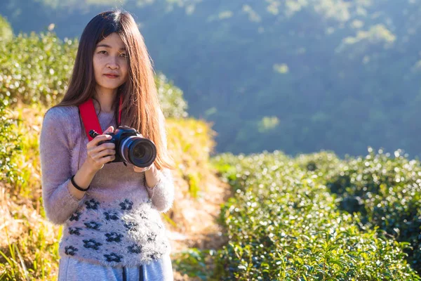 Photographer women with camera  outdoors during hiking trip — Stok Foto