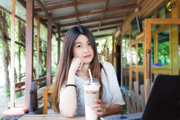 年轻的商业亚洲女人喝咖啡 — 图库照片