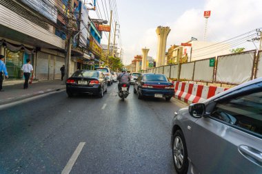 Bangkok, Tayland - Şubat 22, 2017: Bangkok arabasın Bts tren bir trafik sıkışması çünkü yeşil hat Bangkok 22 Şubat 2017 bina. Bts veya Skytrain olarak bilinen Bangkok kitle toplu taşıma sistemi