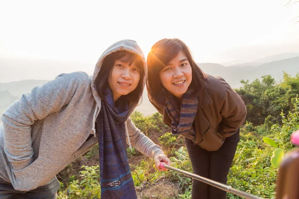 Азиатские туристки фотографируются вместе во время горных походов — стоковое фото