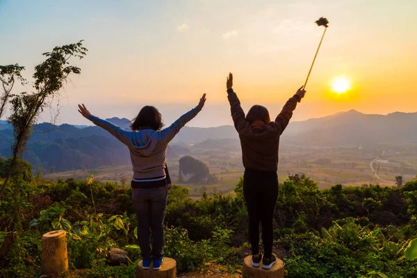 Las mujeres turísticas asiáticas toman fotos juntas mientras caminan por la montaña — Foto de Stock