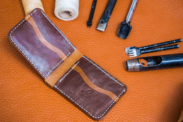 Koženou peněženku člověka s nástrojem — Stock fotografie