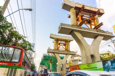 Bangkok, Tayland - Şubat 22, 2017: Bangkok arabasın Bts tren bir trafik sıkışması çünkü yeşil hat Bangkok 22 Şubat 2017 bina. Bts veya Skytrain olarak bilinen Bangkok kitle toplu taşıma sistemi