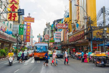 Mağazalar, restoranlar ve araba Çin Mahallesi (Yaowarat) üzerinde parlak belirtileri yol