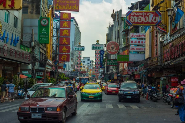 Autos und Geschäfte auf der Yaowarat Straße — Stockfoto