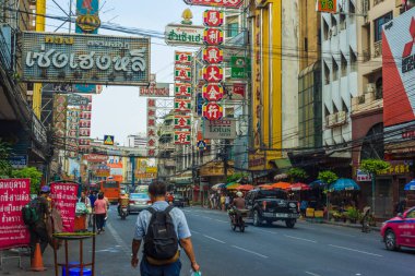 Bangkok, Tayland - 23 Kasım 2014: Mağazalar, restoranlar ve araba Çin Mahallesi (Yaowarat) üzerinde parlak belirtileri Road, Bangkok Simgesel Yapı sokak bir Tay-Çince stil için daha fazla gıda kez.