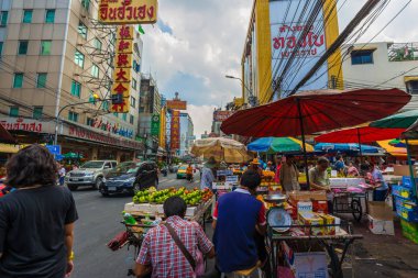 Bangkok, Tayland - 23 Kasım 2014: Mağazalar, restoranlar ve araba Çin Mahallesi (Yaowarat) üzerinde parlak belirtileri Road, Bangkok Simgesel Yapı sokak bir Tay-Çince stil için daha fazla gıda kez.
