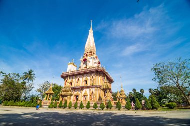 Buda pagoda Phuket, Tayland için mavi gökyüzü karşı mimarisi