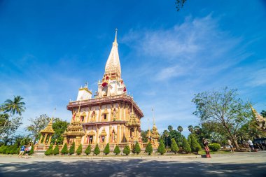 Buda pagoda Phuket, Tayland için mavi gökyüzü karşı mimarisi