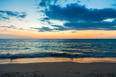 Bulut, Andaman Denizi, Phuket Tayland ile deniz sahilde günbatımı