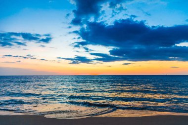 Bulut, Andaman Denizi, Phuket Tayland ile deniz sahilde günbatımı