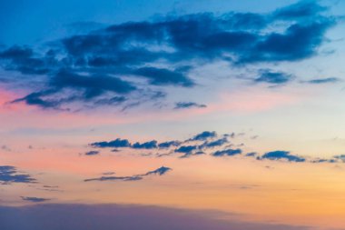 Denize, Dusk manzara renkli gökyüzü günbatımı ışık demeti