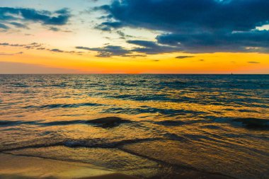 Bulut, Andaman Denizi, Phuket Tayland ile deniz sahilde günbatımı