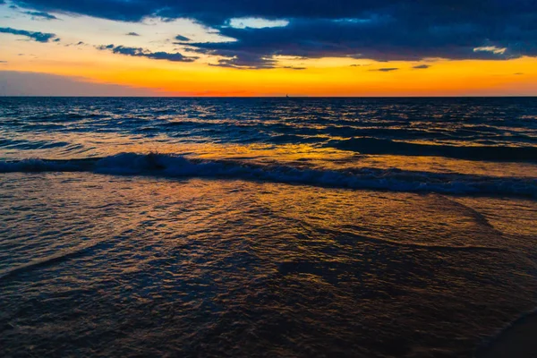 Günbatımı okyanus, Andaman Denizi beach üzerinde
