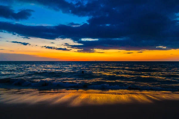 Farbenfroher Himmel Sonnenuntergang Lichtstrahl Über Dem Meer Dämmerungslandschaft — Stockfoto