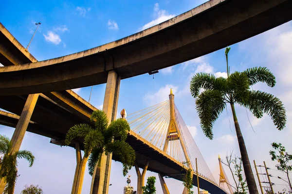 Tráfego Urbano Moderno Rodovia Ponte Para Céu Fundo Conceito Logística — Fotografia de Stock