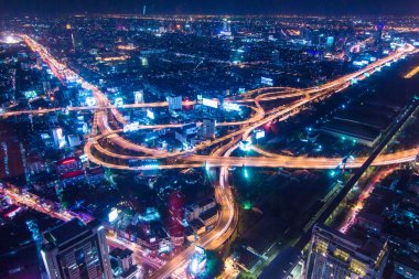 Gece trafik ulaşım daire Kavşağı yol, uzun Phallus'la