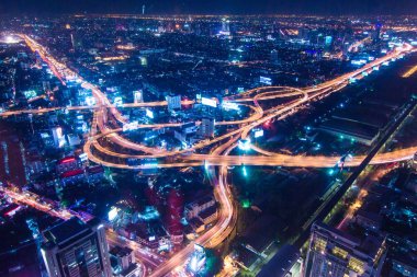 Gece trafik ulaşım daire Kavşağı yol, uzun Phallus'la