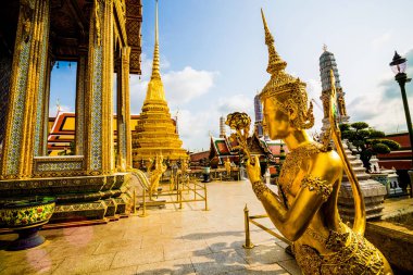 Güzel kı-nara melek ayağa Bangkok pagoda Tapınak Önü bir turizm