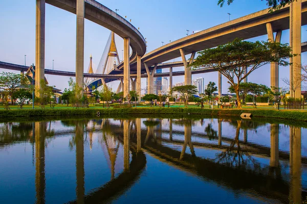 Tráfego Urbano Moderno Rodovia Ponte Para Céu Fundo Conceito Logística — Fotografia de Stock