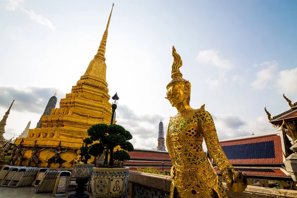 美丽的 奈良天使站前面的塔寺在曼谷作为旅游目的地 — 图库照片