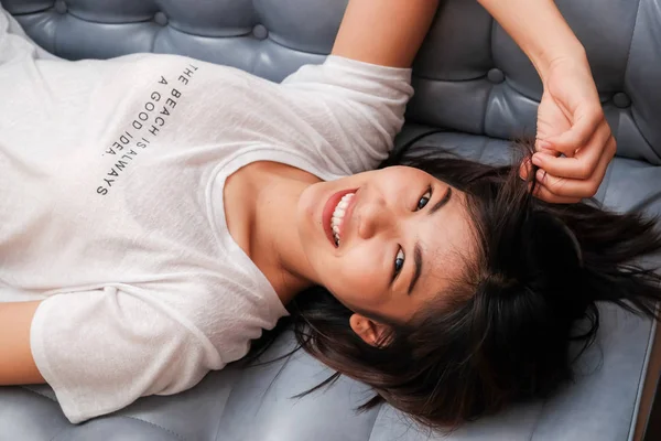 Giovani Donne Asiatiche Sdraiate Divano Vintage Ricreazione Sorriso Donne — Foto Stock