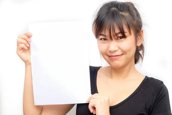 Asian young smiling woman holding blank business paper card — Stock Photo, Image
