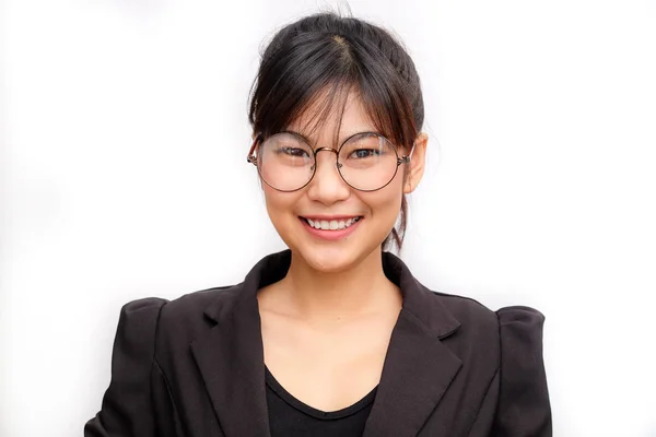 Självsäker asiatiska business kvinna bära glasögon — Stockfoto