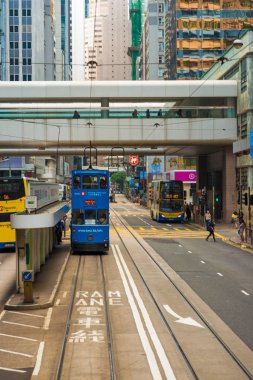 Hong Kong sokakta toplu taşıma.