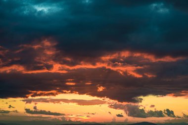 Dramatik renkli gökyüzü günbatımı