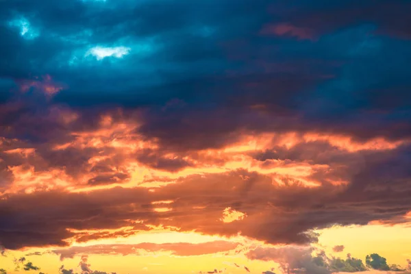 Dramatische bunte Himmel Sonnenuntergang — Stockfoto