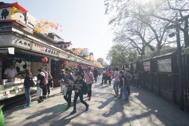 Tokyo - 20 Ekim 2016 - kimliği belirsiz kişi ziyaret Sensoji Tapınağı 20 Ekim 2016, ünlü bir turistik Tokyo yolculuk yaparken nerede