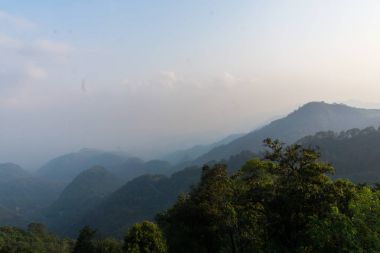 Dağ arka plan günbatımı sis ile süre