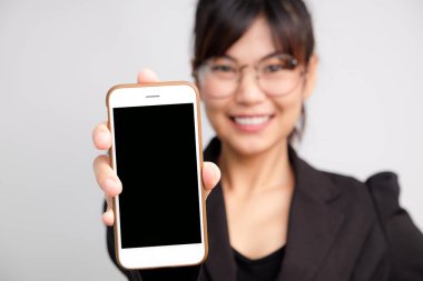 Asyalı kadınlar Haritayı boş ekran cep telefonu