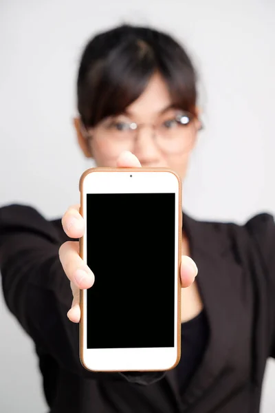 Las mujeres asiáticas muestran pantalla en blanco del teléfono celular —  Fotos de Stock