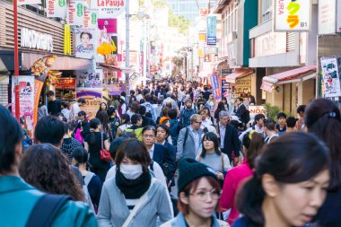 Tokyo, Japonya - 24 Ekim 2016: Bir grup insan Harajuku Takeshita Street, Japan.Takeshita Street alışveriş caddesi Harajuku İstasyonu'nun yanında ünlü moda olduğunu .