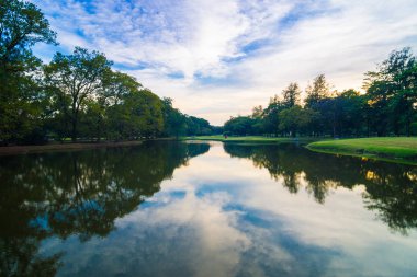 Park Su birikintisi günbatımı renkli gökyüzü, Doğal Parkı ile