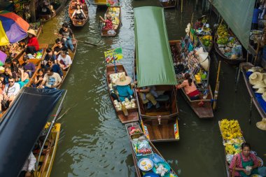 Tayland Damnoen Saduak - 20 Mart 2016: renkli meyveler, turistik cazibe sebze ve Tayland mutfağı ile yüklü birçok küçük tekne Featuring Damnoen Saduak yüzen Pazar
