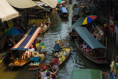 Tayland Damnoen Saduak - 20 Mart 2016: renkli meyveler, turistik cazibe sebze ve Tayland mutfağı ile yüklü birçok küçük tekne Featuring Damnoen Saduak yüzen Pazar