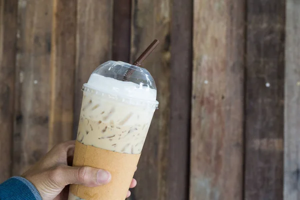 Genggam Tangan Teh Susu Pada Latar Belakang Kayu Minuman Musim — Stok Foto