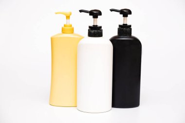 Tedavisi cilt bakımı vb kozmetik koleksiyonu beyaz arka planda, şampuan şişeleri çorba