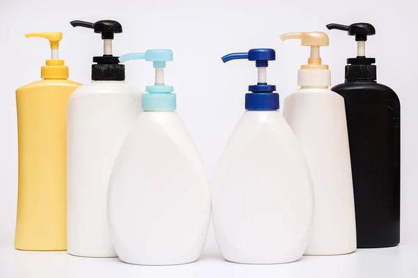 Flessen Van Cosmetica Collectie Witte Achtergrond Shampoo Soep Behandeling Huidverzorging — Stockfoto