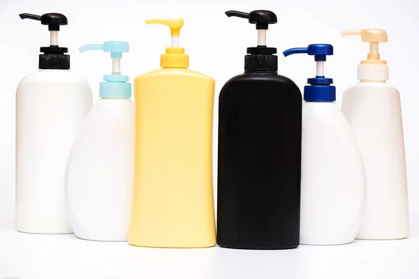 Bottiglie Collezione Cosmetici Sfondo Bianco Shampoo Trattamento Zuppa Cura Della — Foto Stock